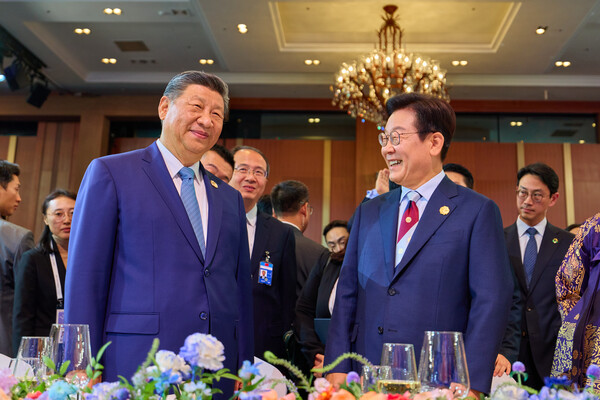 Korean and Chinese leaders in conversation (Source: Yonhap News)