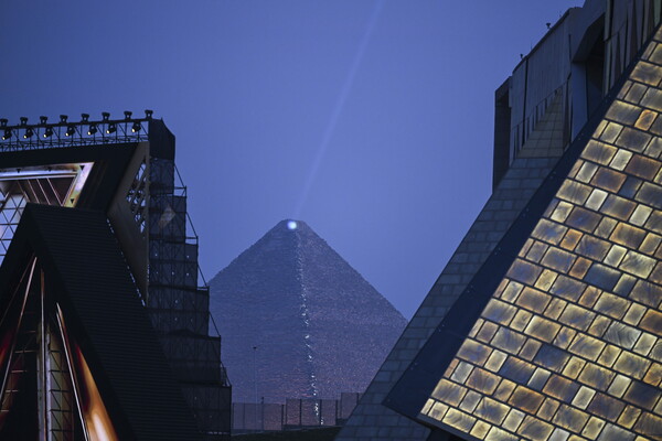 1일(현지시간), 이집트대박물관 건물 사이로 대피라미드가 보이고 있다. (출처: 연합뉴스)