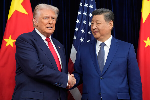 U.S. President Donald Trump (left) and Chinese President Xi Jinping (Source: Yonhap News)