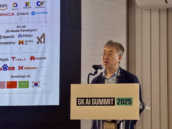 'SK AI 서밋'에서 발표 중인 박경 SK하이닉스 비즈니스 인사이트 담당. (출처: 연합뉴스)