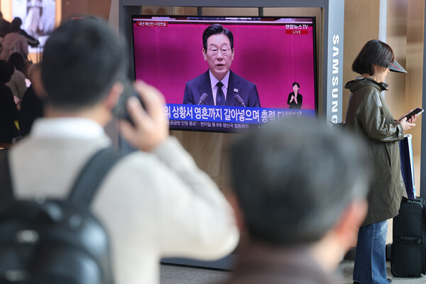 서울역 대합실에서 흘러나오는 이재명 대통령 시정연설 중계방송. (출처: 연합뉴스)