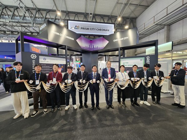 Kim Seok-pil, Acting Mayor of Cheonan (sixth from left), attends the pavilion opening ceremony with accompanying officials. (Source: Cheonan City)
