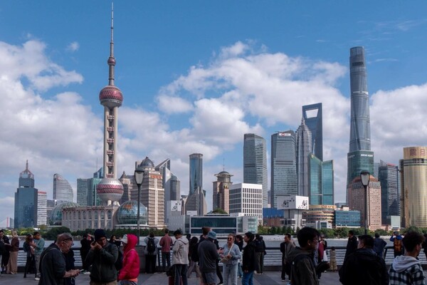 Chinese and foreign tourists visit the Bund in Shanghai, Oct. 22, 2025. (Photo/Wang Gang)