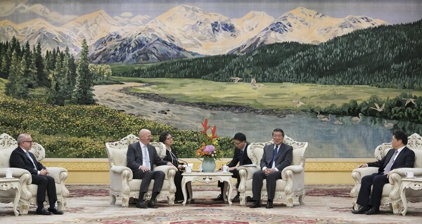 David Solomon, CEO of Goldman Sachs, meets with China’s Vice Premier He Lifeng. (Source: Yonhap News)