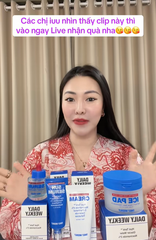 Vietnamese TikTok influencer Phương Sena presents Daily Weekly’s Coollasting line during a live commerce broadcast. (Source: Daily Weekly)