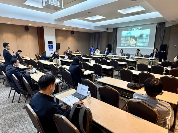 Scholars and audience engage in Q&A during the KIST Studies session at the Korean Society for Innovation Management conference in Jeju. (Source: KIST)