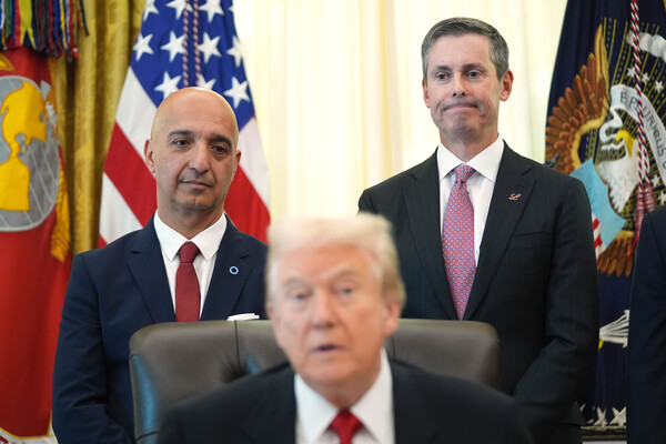 노보 노디스크(왼쪽)·일라이 일리 최고경영자들과 함께 비만치료제 가격 인하 발표하는 도널드 트럼프 미국 대통령. (출처: 연합뉴스)