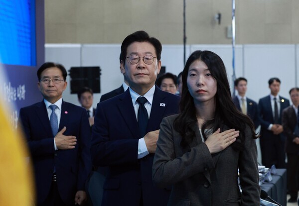 President Lee Jae-myung attends a discussion session with members of the science and technology community. (Source: Yonhap News)