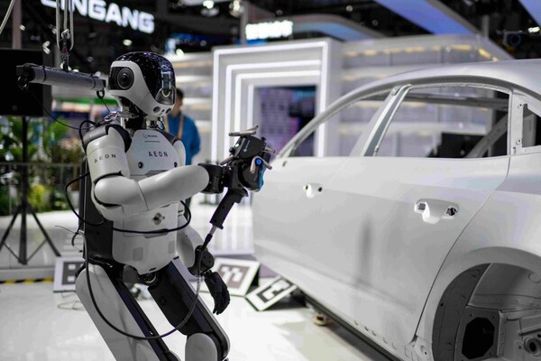 An industrial robot scans a car frame for quality check at the 8th China International Import Expo. (People's Daily Online/Weng Qiyu)