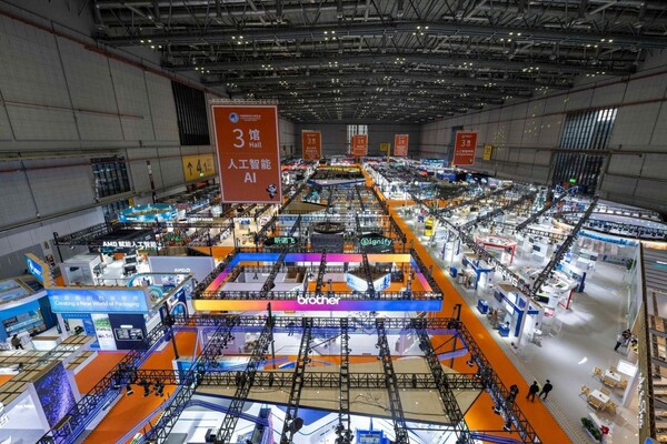 Photo shows the Intelligent Industry and Information Technology exhibition area of the 8th China International Import Expo. (People's Daily Online/Weng Qiyu)