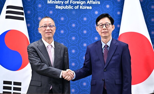 Deputy Foreign Minister Park Yoon-joo (right) and Vice Minister Takehiro Funakoshi (Yonhap News)