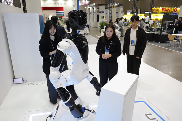 A humanoid robot performs welding work amid the rise of “physical AI.” (Source: Yonhap News)