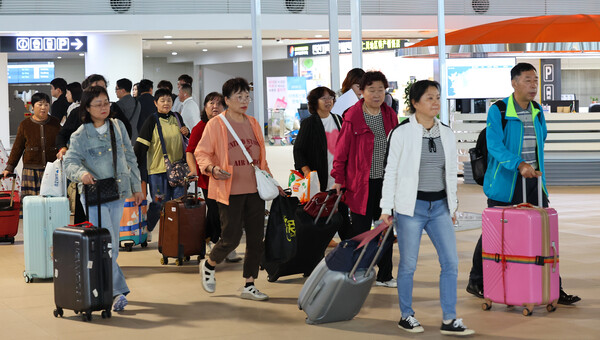 Chinese group tourists enter Korea under the new visa-free program. (Source: Yonhap News)