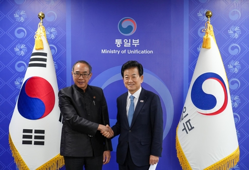 Unification Minister Chung Dong-young meets with Thai Ambassador Tanee Sangrat in Seoul. (Source: Ministry of Unification)