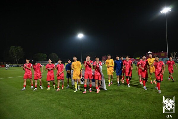South Korean players acknowledge the crowd after their match against Côte d’Ivoire. (Source: Korea Football Association)
