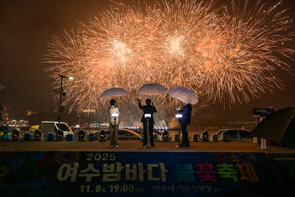Fireworks at Yeosu Night Sea Festival. (Source: Yeosu City)