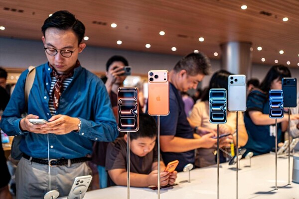 Consumers experience Apple's latest iPhone 17 series at an Apple Store in Jing'an, Shanghai, Sept. 20, 2025. (Photo/Wang Chu)