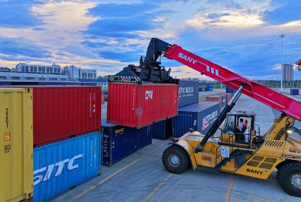 A crane lifts a container transported by a China-Europe freight train in Ganzhou, east China's Jiangxi province. (Photo/Zhu Haipeng)