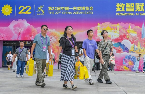 Citizens shop Southeast Asian products at the 22nd China-ASEAN Expo, Sept. 21, 2025. (Photo/Peng Huan)