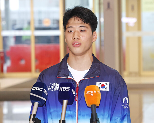 Ryu Sung-hyun answers questions from reporters after his all-around victory. (Source: Yonhap News)