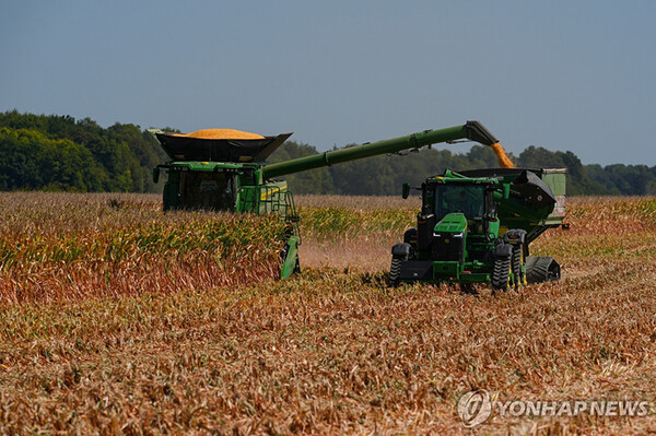 Harvesting U.S. corn in the Midwest. (Source: Yonhap News)
