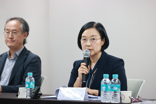 Minister Han Sung-sook hosts a meeting on SME online export strategies. (Source: Yonhap News)