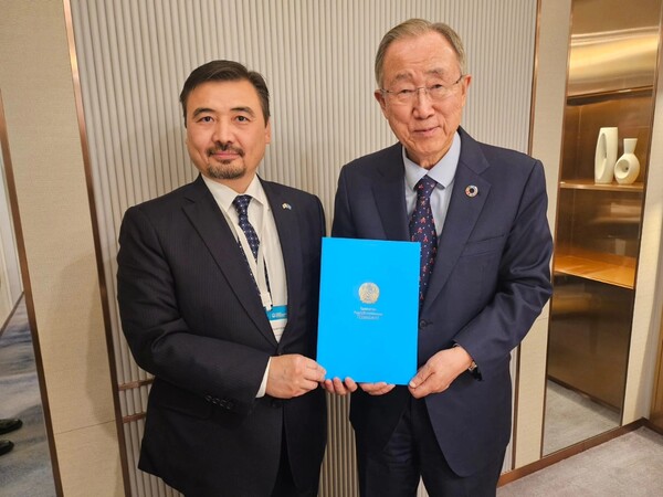 Nurgali Arstanov, Ambassador of Kazakhstan to Korea (left), and Ban Ki-moon, Chair of GGGI (Source: Embassy of Kazakhstan in Korea)