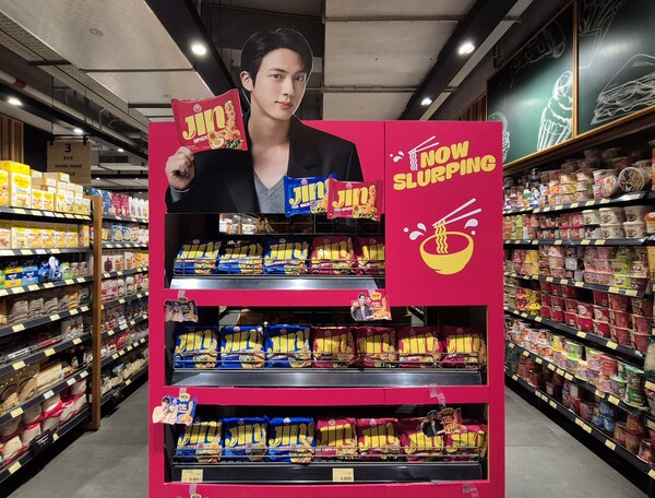 Dedicated Jin Ramen halal-certified display at a major Indonesian supermarket. (Source: OTOKI)