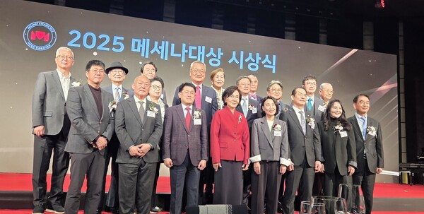 Award recipients and representatives pose for a commemorative photo at the 2025 Mecenat Awards Ceremony. (Source: Korea Mecenat Association)