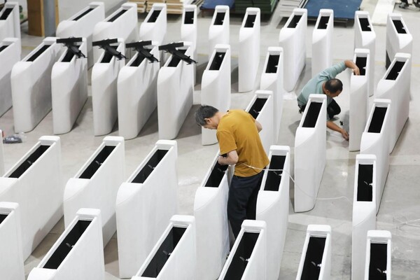 Workers manufacture smart beds to be exported in a workshop of a furniture company in Quanzhou, southeast China's Fujian province. (Photo/Xie Guiming)