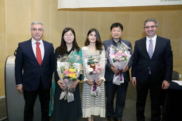 Participants of the event pose for a commemorative photo. (Source: Embassy of Azerbaijan in Korea)