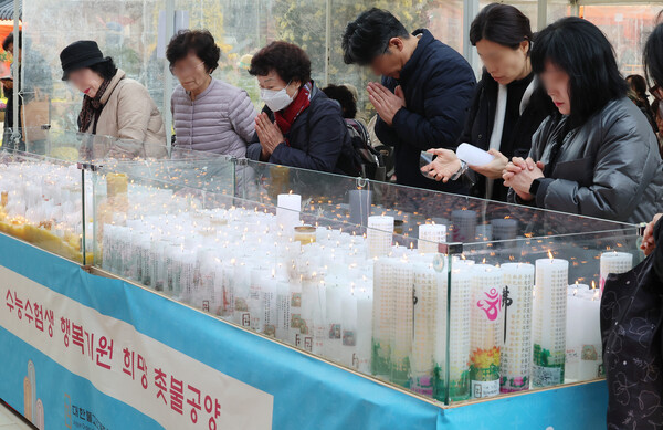 “Wishing for CSAT success with a prayer to Buddha” (Source: Yonhap News)