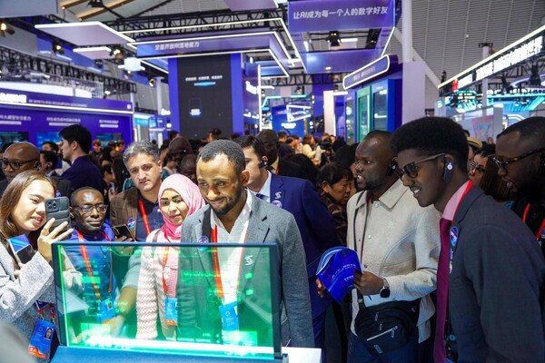 An intelligent AI model is exhibited at the Light of Internet Expo in Wuzhen, east China's Zhejiang province, Nov. 6, 2025. (Photo/Yang Meiqing)