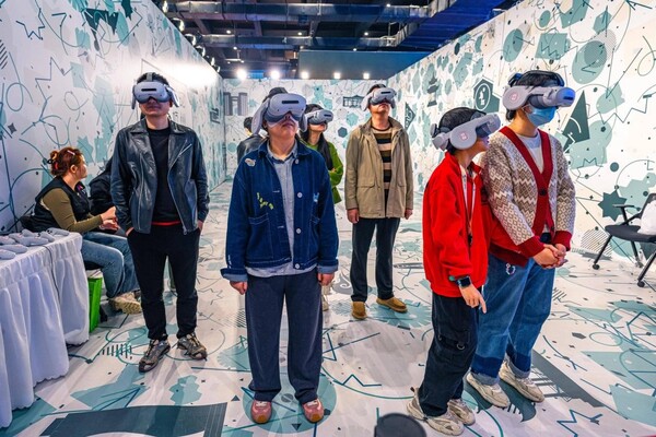 Visitors to the Light of Internet Expo held in Wuzhen, east China's Zhejiang province, wear virtual reality headsets to explore the virtual world, Nov. 8. (Photo/Zhang Feng)