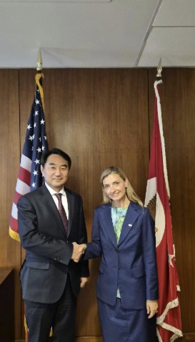 Ambassador Jung Ki-hong for Public Diplomacy and Sarah Rogers, U.S. Assistant Secretary for Public Diplomacy (Source: Yonhap News)