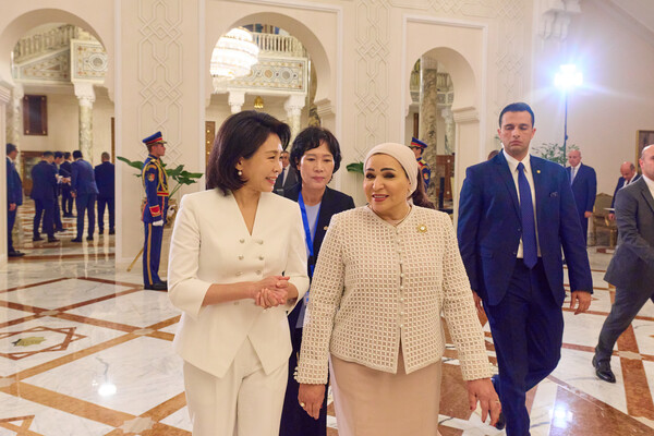 The Korean and Egyptian first ladies move to the reception room (Source: Yonhap News)