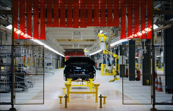 A new energy vehicle is assembled in a factory of Chinese carmaker BYD in Brazil. (People's Daily/Song Yiran)
