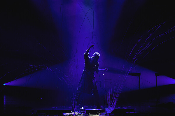 A scene from the magic performance “Track.” (Source: Liveart)