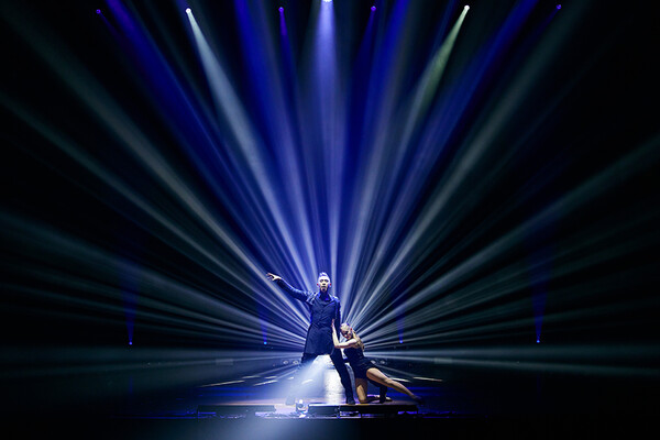 A scene from the magic performance “Track.” (Source: Liveart)