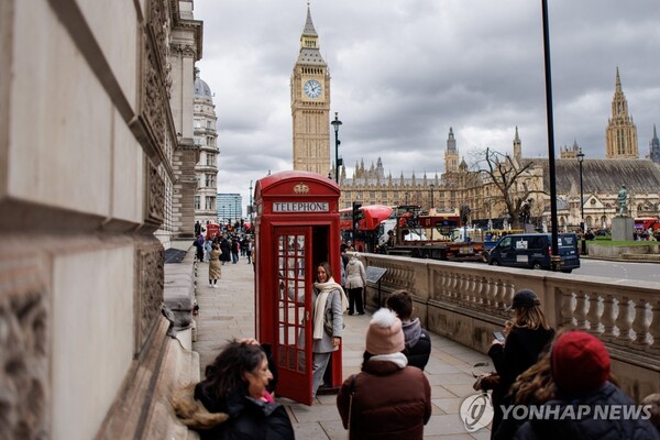 Tourists in central London (Source: Yonhap News)