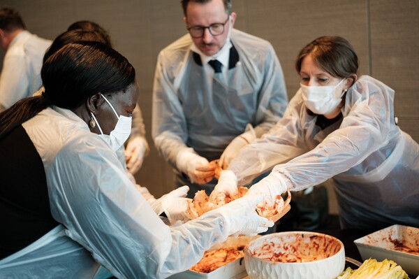 Lotte Hotel hosts lunch for over 20 ambassadors in S.Korea to celebrate ‘Kimchi Day’ (Source: Yonhap News)