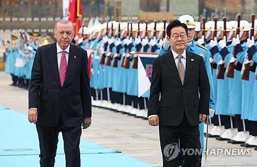 President Lee Jae-myung reviews the Turkish honor guard (Source: Yonhap News)