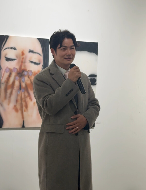 VOONUS 작가의 첫 전시를 축하하며 인사말을 전하는 아버지의 모습. (출처: 코리아포스트)