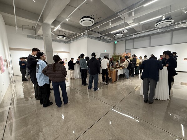  서울 강남 아트스페이스 와이를 찾은 관람객들이 ‘널리 미술 전시’ 작품들을 감상하고 있다. (출처: 코리아포스트)