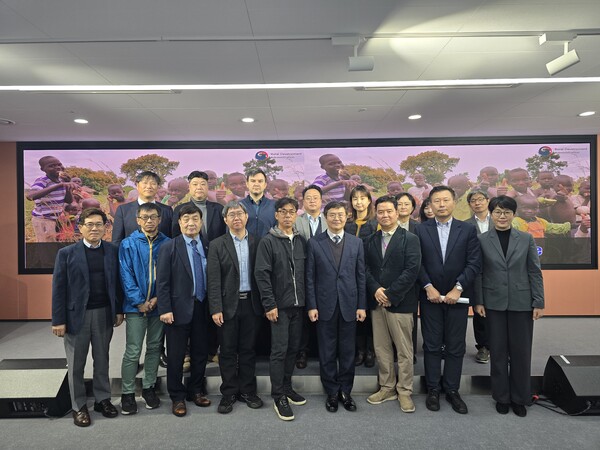 농촌진흥청 외신기자 간담회 참석자들이 기념 사진 촬영을 하고 있다. (출처: 코리아포스트)